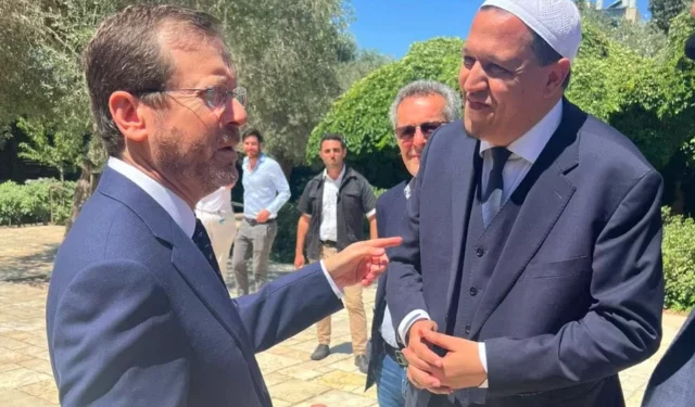 Hassen Chalghoumi et 40 jeunes ambassadeurs de la paix musulmans en visite en Israël